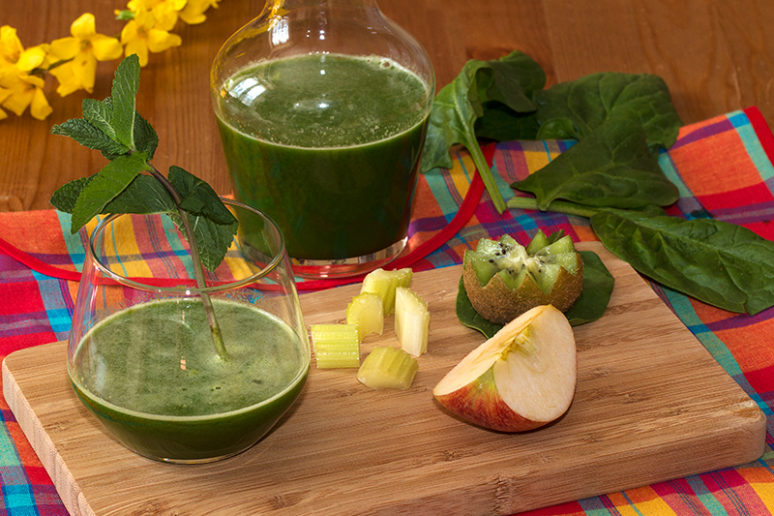 Jus vitaminé, céleri, épinard, pommes, kiwi et menthe