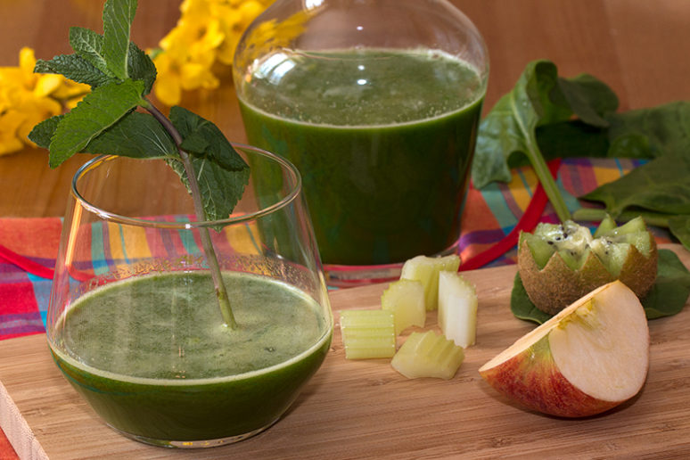 Jus vitaminé, céleri, épinard, pommes, kiwi et menthe