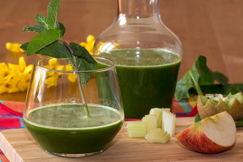 Jus vitaminé, céleri, épinard, pommes, kiwi et menthe