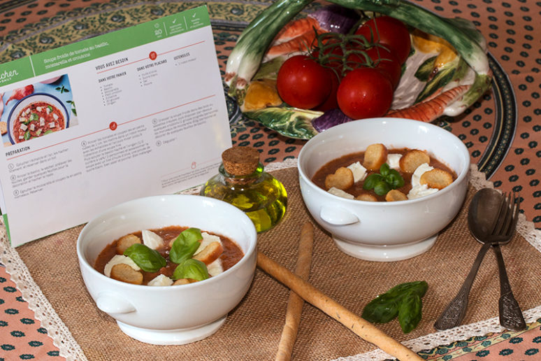 Soupe froide de tomates au basilic