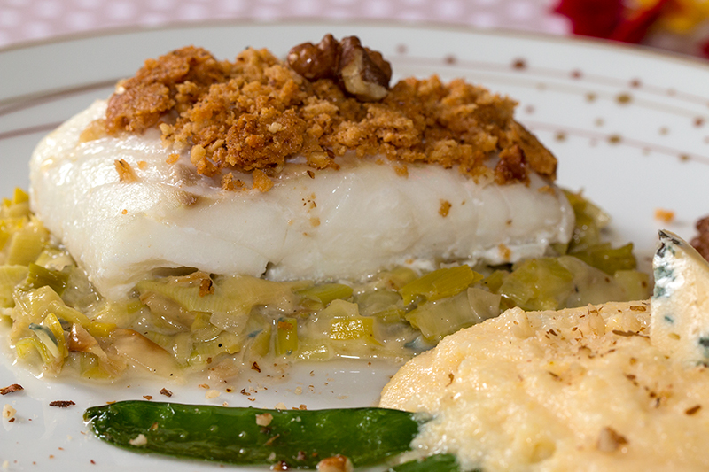 Dos de cabillaud en crumble de noix, fondue de poireaux au bleu de